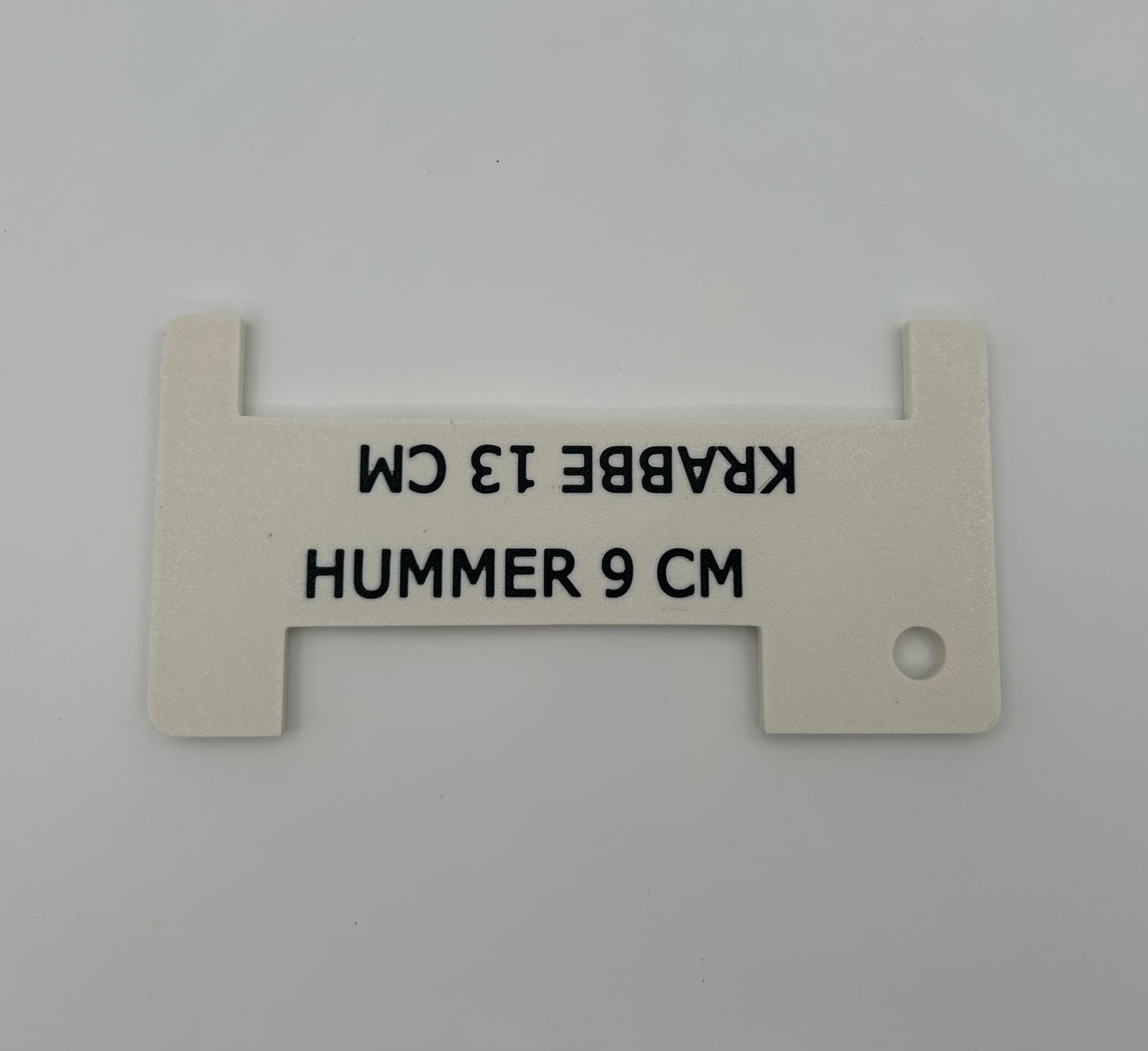 Hvitt hummer- og krabbemål med sort tekst