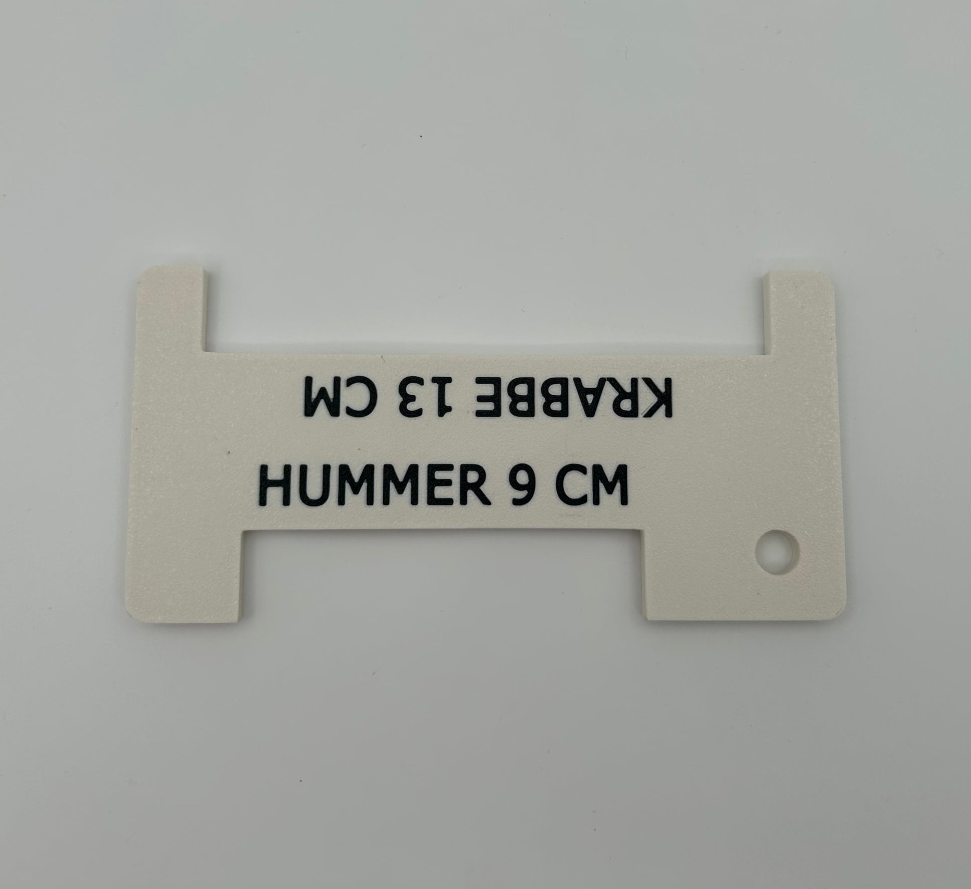 Hvitt hummer- og krabbemål med sort tekst