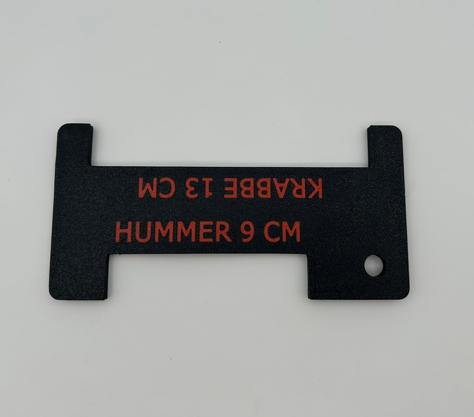Sort hummer- og krabbemål med rød tekst